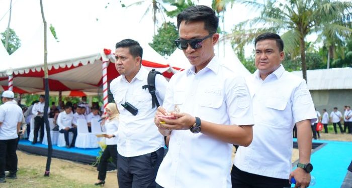 Bupati Konut hadiri peletekan batu pembangunan sekolah unggul garuda di Konsel. Foto: dok istimewa.