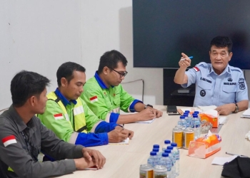 Wabup Konut, H. Abuhaera, S.Sos, bersama Tim Satuan Tugas Percepatan PAD saat melakukan sidak ke sejumlah perusahaan pertambangan di Konawe Utara, pada Rabu (15/10).