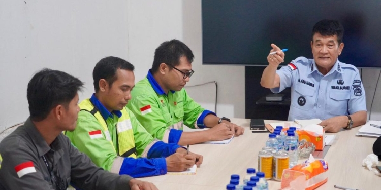 Wabup Konut, H. Abuhaera, S.Sos, bersama Tim Satuan Tugas Percepatan PAD saat melakukan sidak ke sejumlah perusahaan pertambangan di Konawe Utara, pada Rabu (15/10).