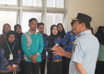 Wabup Konut, H. Abuhaera, S.Sos, saat meninjau langsung pembangunan Puskesmas Kepulauan, pada Jumat (17/10). (ist/kendarinesia)