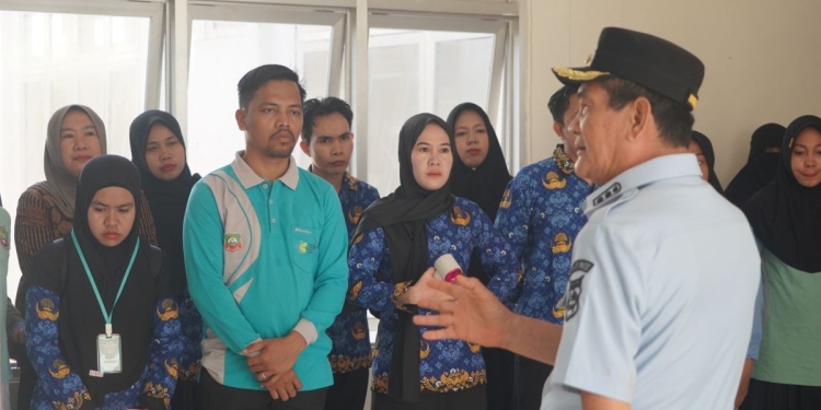 Wabup Konut, H. Abuhaera, S.Sos, saat meninjau langsung pembangunan Puskesmas Kepulauan, pada Jumat (17/10). (ist/kendarinesia)