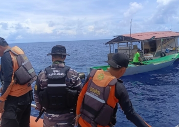 Tim SAR saat melakukan pencarian nelayan hilang di Wakatobi. Foto: Dok Basarnas/kendarinesi