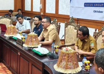 Sekda Konut Dr. Safruddin dan Tim Ekspedisi Patriot UGM berdiskusi mengenai potensi kawasan transmigrasi Hialu sebagai pusat pertumbuhan baru di Konawe Utara. Foto: ist/kendarinesia.