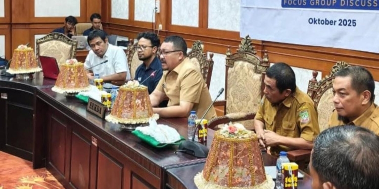 Sekda Konut Dr. Safruddin dan Tim Ekspedisi Patriot UGM berdiskusi mengenai potensi kawasan transmigrasi Hialu sebagai pusat pertumbuhan baru di Konawe Utara. Foto: ist/kendarinesia.