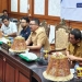 Sekda Konut Dr. Safruddin dan Tim Ekspedisi Patriot UGM berdiskusi mengenai potensi kawasan transmigrasi Hialu sebagai pusat pertumbuhan baru di Konawe Utara. Foto: ist/kendarinesia.