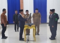 Plt Bupati Kolaka Timur H. Yosep Sahaka, S.Pd., M.Pd. melantik kembali La Fala, S.E. sebagai Penjabat Sekda Kolaka Timur di Aula Rumah Jabatan Bupati, pada Senin (20/10). Foto: Ist/kendarinesia
