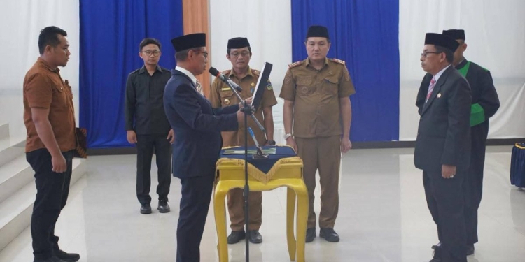 Plt Bupati Kolaka Timur H. Yosep Sahaka, S.Pd., M.Pd. melantik kembali La Fala, S.E. sebagai Penjabat Sekda Kolaka Timur di Aula Rumah Jabatan Bupati, pada Senin (20/10). Foto: Ist/kendarinesia