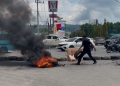 Warga tapak kuda melakukan aksi blokade jalan untuk menolak konstatering yang akan dilakukan oleh PN Kendari dan BPN. Foto: Dok istimewa/kendarinesia