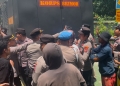 Aksi demonstrasi yang sempat memanas antara polisi dan warga tapak kuda di PN Kendari. Foto: Dok Istimewa / kendarinesia