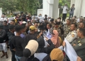 Ratusan warga Tapak Kuda Kendari melakukan aksi di depan Kantor Gubernur Sultra sebelum melapor ke Polda Sultra terkait dugaan pemalsuan dokumen oleh KSU Kopperson. Foto: Dok istimewa/kendarinesia