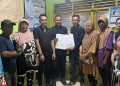 Perwakilan pedagang Blok M Pasar Anduonohu bersama kuasa hukum dan pihak pengelola pasar menunjukkan dokumen kesepakatan yang memastikan lapak pedagang tidak terdampak proyek pelebaran Jalan Kedondong. Foto: dok ist/kendarinesia,