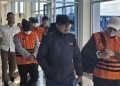 Tim KPK bersama Bupati Koltim nonaktif Abdul Azis (ABZ) tiba di Bandara HLO untuk memindahkan lokasi penahanan tersangka dalam kasus dugaan suap proyek pembangunan RSUD Kolaka Timur. Foto: Dok Ist/kendarinesia.