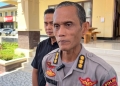 Kabid Humas Polda Sultra Kombes Pol Iis Kristian, saat memberikan keterangan terkait kasus menjerat Oknum polisi Bripda La Ode Isnardin. Foto: Dok istimewa/kendarinesia.