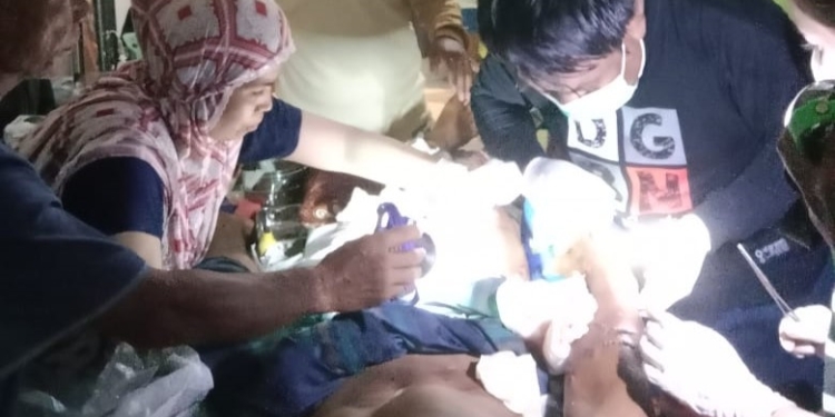 Supri (54), nelayan asal Buteng saat mendapatkan perawatan intensif di puskesmas setempat. Foto: Dok istimewa/kendarinesia.