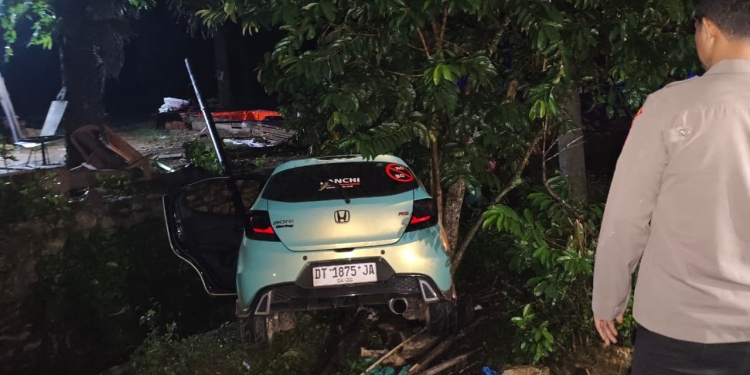 Mobil Honda Brio yang alami laka tunggal di jalur trans sulawesi. Foto: Dok istimewa/kendarinesia.