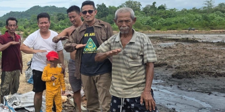 Assistant Corporate Communications Officer PT WIN, Aepudin bersama petani lingkar tambang. Foto: Dok istimewa/kendarinesia.