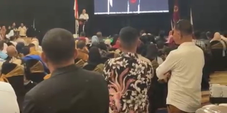 Pelantikan Rektor Unsultra yang sempat diwarnai kericuhan. Foto: Dok istimewa/kendarinesia