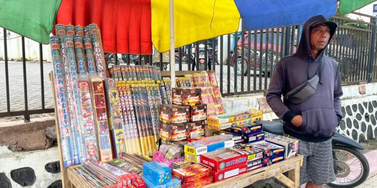 Pedagang kembang api di kendari eluhkan penjualan yang menurun. Foto: Dok Istimewa/kendarinesia