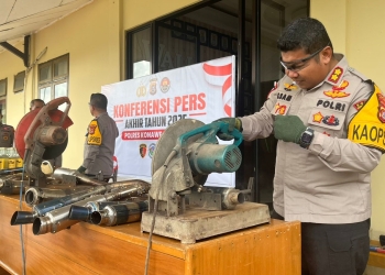Kapolres Konawe Selatan AKBP Febry Sam, saat melakukan pemusnahan barang bukti kejahatan yang berhasil diamankan sepanjang tahun 2025. Foto: Dok kendarinesia