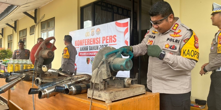 Kapolres Konawe Selatan AKBP Febry Sam, saat melakukan pemusnahan barang bukti kejahatan yang berhasil diamankan sepanjang tahun 2025. Foto: Dok kendarinesia