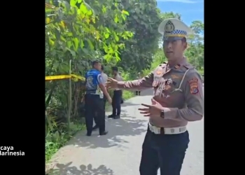 Kasat Lantas Polres Konsel, Iptu Muhammad Subhan, sedang menjelaskan kondisi jalur pendakian Desa Anduna memiliki kontur jalan yang sempit, menanjak, dan diapit oleh jurang. Foto: Dok tangkapan layar video/kendarinesia