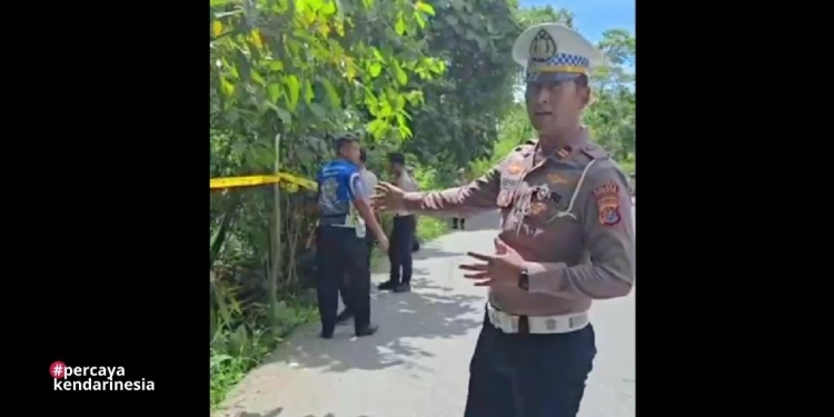 Kasat Lantas Polres Konsel, Iptu Muhammad Subhan, sedang menjelaskan kondisi jalur pendakian Desa Anduna memiliki kontur jalan yang sempit, menanjak, dan diapit oleh jurang. Foto: Dok tangkapan layar video/kendarinesia