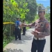 Kasat Lantas Polres Konsel, Iptu Muhammad Subhan, sedang menjelaskan kondisi jalur pendakian Desa Anduna memiliki kontur jalan yang sempit, menanjak, dan diapit oleh jurang. Foto: Dok tangkapan layar video/kendarinesia