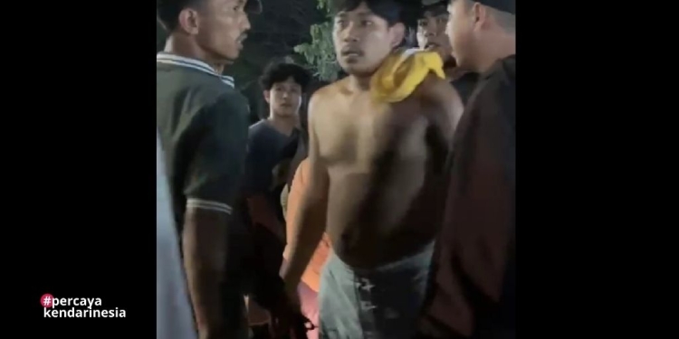 Pelaku terduga pelaku sedang mabuk (tengah) menghajar pasutri penjual kopi di Konawe. Foto: Dok Istimewa/kendarinesia