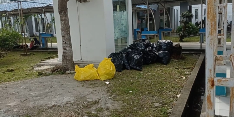 Tumpukan sampah yang ada di salah satu sudut RSUD Bahteramas. Foto: Dok istimewa/kendarinesia