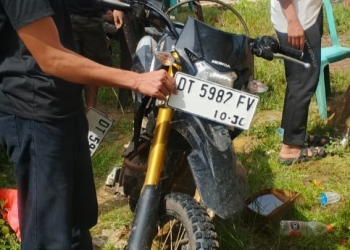 Sepeda motor Honda CRF bernomor polisi DT 5982 FV yang dikendarai korban R (18) saat terlibat kecelakaan maut di Jalan Poros Pomalaa-Watubangga, Kolaka, Minggu (4/1) pagi. Foto: Istimewa/kendarinesia