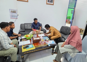 Kepala SMKN 4 Kendari saat menandatangani berita acara penyerahan uang barang bukti kepada penyidik Sat Reskrim Polresta Kendari. Polisi tengah mendalami dugaan pungli iuran partisipasi orang tua siswa yang nilainya mencapai ratusan juta rupiah. Foto: Dok Istimewa/kendarinesia