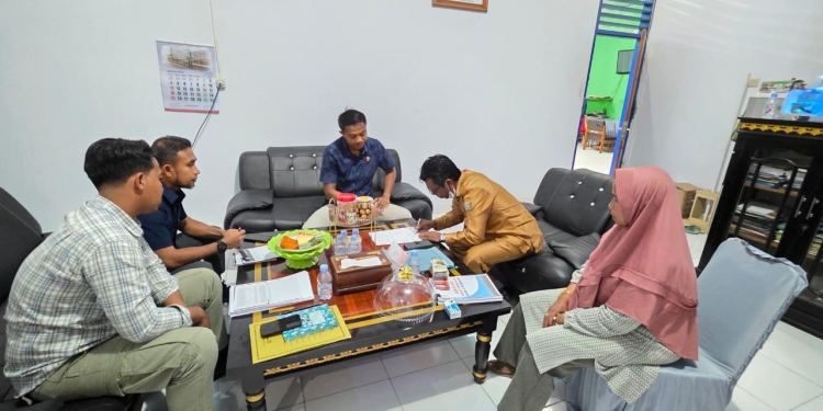 Kepala SMKN 4 Kendari saat menandatangani berita acara penyerahan uang barang bukti kepada penyidik Sat Reskrim Polresta Kendari. Polisi tengah mendalami dugaan pungli iuran partisipasi orang tua siswa yang nilainya mencapai ratusan juta rupiah. Foto: Dok Istimewa/kendarinesia