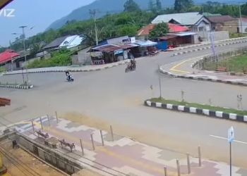 Tabrakan di persimpangan Konut yang melibatkan dua pengendara. Foto: Tangkapan layar video/kendarinesia