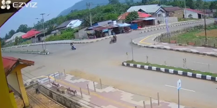 Tabrakan di persimpangan Konut yang melibatkan dua pengendara. Foto: Tangkapan layar video/kendarinesia