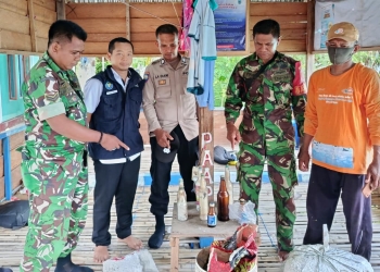 Petugas gabungan memperlihatkan sejumlah botol rakitan yang diduga bom ikan usai diamankan dari tangan nelayan di Buton Tengah, pada Rabu (14/1). Foto: Dok Istimewa/kendarinesia.