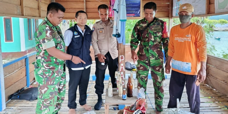 Petugas gabungan memperlihatkan sejumlah botol rakitan yang diduga bom ikan usai diamankan dari tangan nelayan di Buton Tengah, pada Rabu (14/1). Foto: Dok Istimewa/kendarinesia.