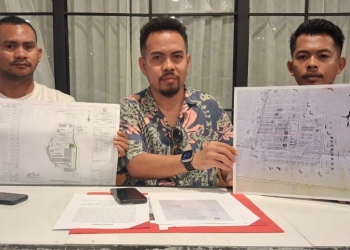 Kuasa Hukum Ahli Waris PT Surya Asri Cipta Cendana, Abdul Razak Said Ali, saat menggelar jumpa pers. Foto: Dok Istimewa/kendarinesia