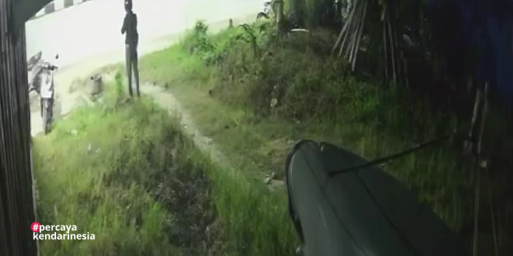 Rekaman CCTV merekam aksi maling di Kendari yang menggasak motor di Toko Vape, Baruga. Foto: Dok Istimewa/kendarinesia.