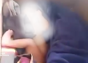 Warga Konsel dibuat heboh penemuan bayi di dalam kardus yang disimpan di depan sebuah kios milik warga. Foto: Dok istimewa/kendarinesia.