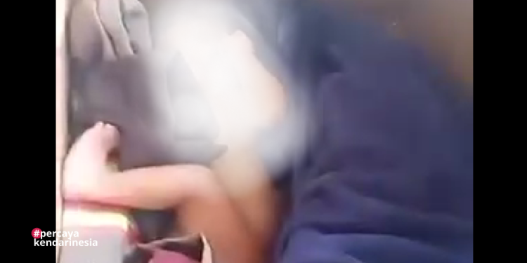 Warga Konsel dibuat heboh penemuan bayi di dalam kardus yang disimpan di depan sebuah kios milik warga. Foto: Dok istimewa/kendarinesia.