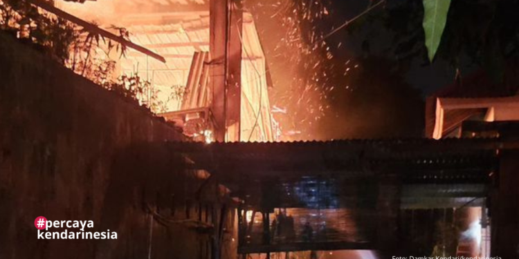 Petugas pemadam kebakaran saat menjinakkan api yang melahap lantai dua rumah di Puuwatu, Kendari, pada Selasa (17/2). Foto: Dok Damkar Kendari/kendarinesia