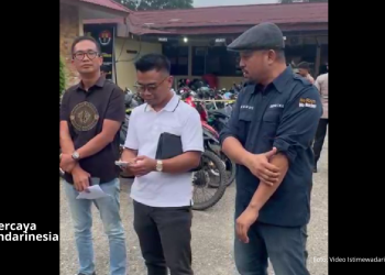 Seorang konsumen berinisial AS melalui kuasa hukumnya, Wendy, saat melaporkan PT DSP di Polres Kendari, pada Sabtu (21/2). Foto: Dok Istimewa/kendarinesia