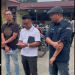 Seorang konsumen berinisial AS melalui kuasa hukumnya, Wendy, saat melaporkan PT DSP di Polres Kendari, pada Sabtu (21/2). Foto: Dok Istimewa/kendarinesia