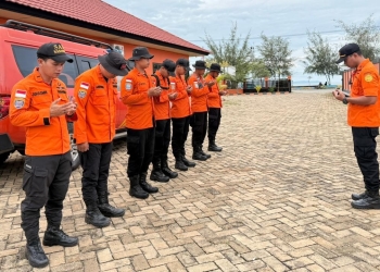 Tim SAR sedang bersiap untuk diberangkatkan melakukan pencarian kakek di Kolaka yang diduga hilang di sungai. Foto: Dok Basarnas/kendarinesia.