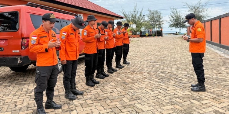 Tim SAR sedang bersiap untuk diberangkatkan melakukan pencarian kakek di Kolaka yang diduga hilang di sungai. Foto: Dok Basarnas/kendarinesia.