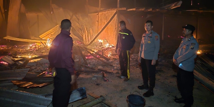 Asrama putri Pondok Pesantren Darul Mukhlasin As Saniy di Desa Kasakamu, Kecamatan Kusambi, Muna Barat (Mubar), ludes dilahap si jago merah pada Jumat (13/2) dini hari. Foto: Dok Istimewa/kendarinesia