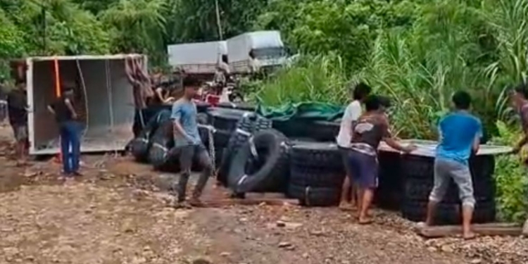 Dump Truk Angkut Ban dari Makassar Terbalik di Jalan Trans Sulawesi, Kolut. Foto: Dok Istimewa/kendarinesia