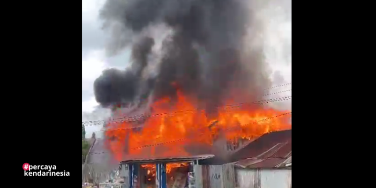 Insiden kebakaran yang menghanguskan satu rumah dan dua kios di Jalan Taman Suropati, Mandonga, pada Selasa (10/2) siang. Foto: Dok tangkapan layar video/kendarinesia