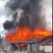 Insiden kebakaran yang menghanguskan satu rumah dan dua kios di Jalan Taman Suropati, Mandonga, pada Selasa (10/2) siang. Foto: Dok tangkapan layar video/kendarinesia