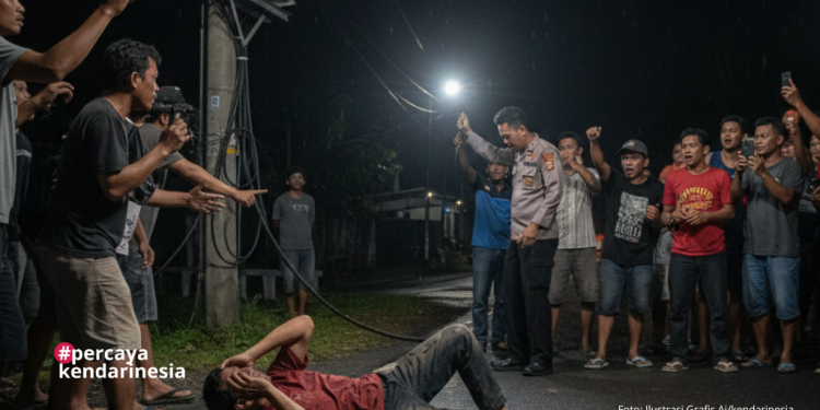 Pencuri di Kolaka diamuk massa usai ketahuan oleh Petugas PLN saat hendak mencuri kabel gardu. Foto: Dok Istimewa/kendarinesia